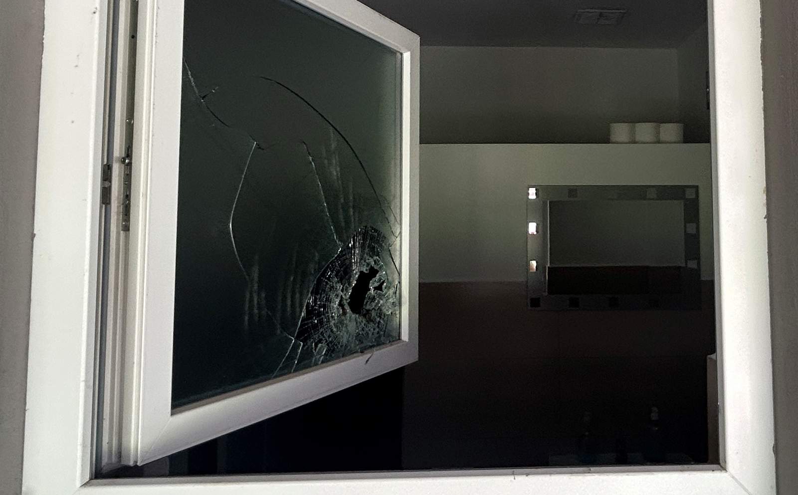 Gleich mehrere Fenster haben die Einbrecher am Vereinsheim des Sportheims in Venningen eingeschlagen. 