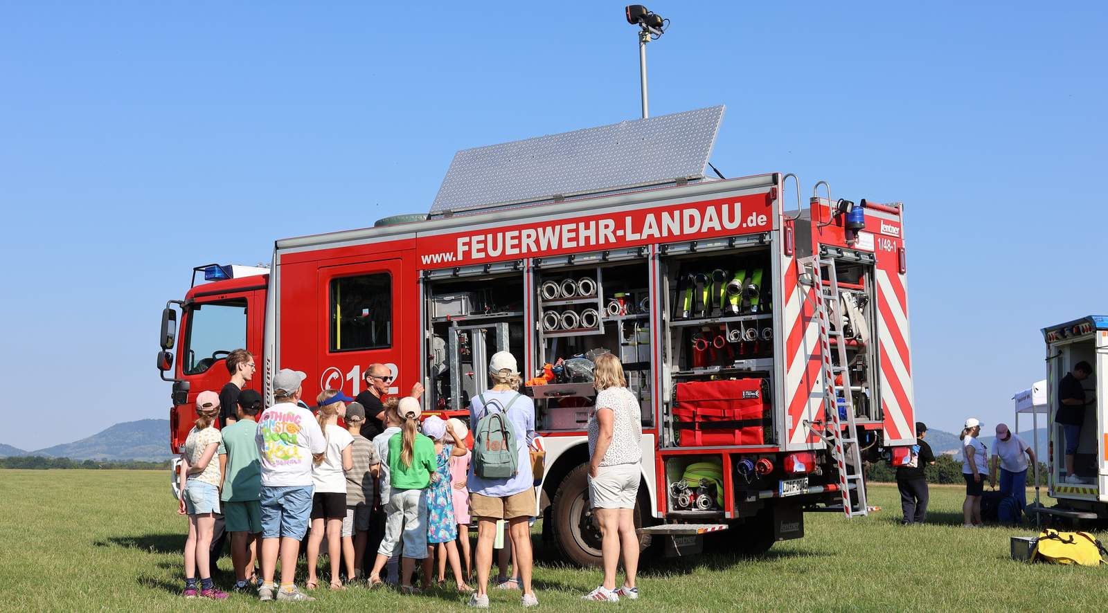 Beim Umweltinformationstag bekommen die Kinder unter anderem Einblicke in ein Fahrzeug der LDer Feuerwehr. Foto. Stadt. LD. Frei. 