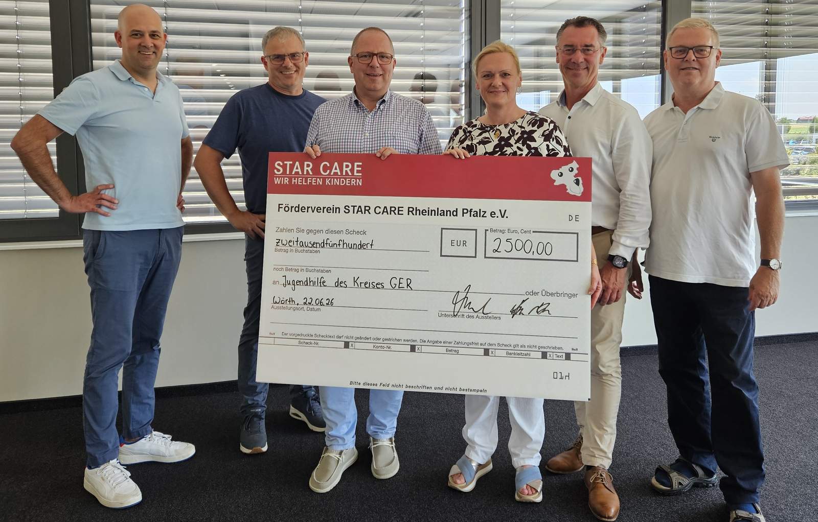 Freuen sich über die Unterstützung für die Jugendhilfe. Von links. Landrat Martin Brandl, Bernhard Würtz (Teamleitung Jugendbildung), Volker Hensel (Vorstandsmitglied Star Care e.V.), Denise Hartmann-Mohr (Kreisjugendamtsleitung), Erster Kreisbeigeordneter Christoph Buttweiler und Kai Hoffmeister (Vorstandsmitglied Star Care e.V.). Foto. KV. GER. Sey. Frei.