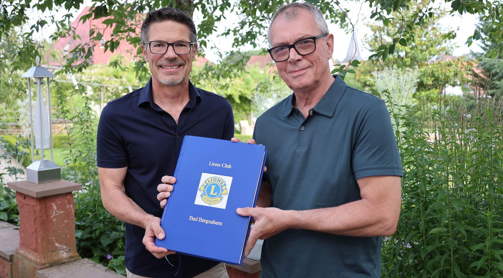 Achim Scheumeister (rechts) ist der neue Präsident des Lions-Clubs BZA. Links sein Amtsvorgänger Christian Müller. Foto: Lions-Club BZA. Pressefrei.