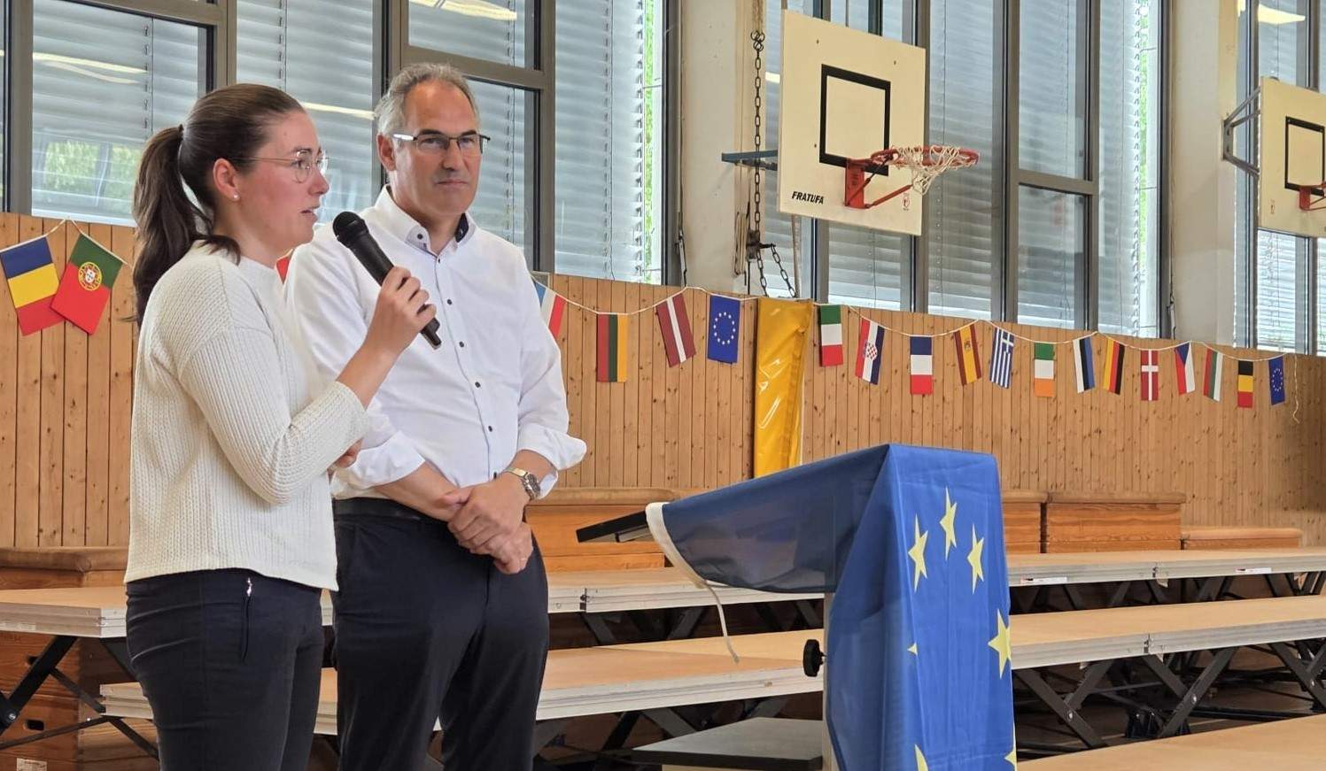 Lena Dürphold und Dietmar Seefeldt gratulierten den Preisträgerinnen des Europäischen Wettbewerbs aus Stadt und Landkreis in der Turnhalle des MSG in LD. Foto. Marion Beygo. Pressefrei.