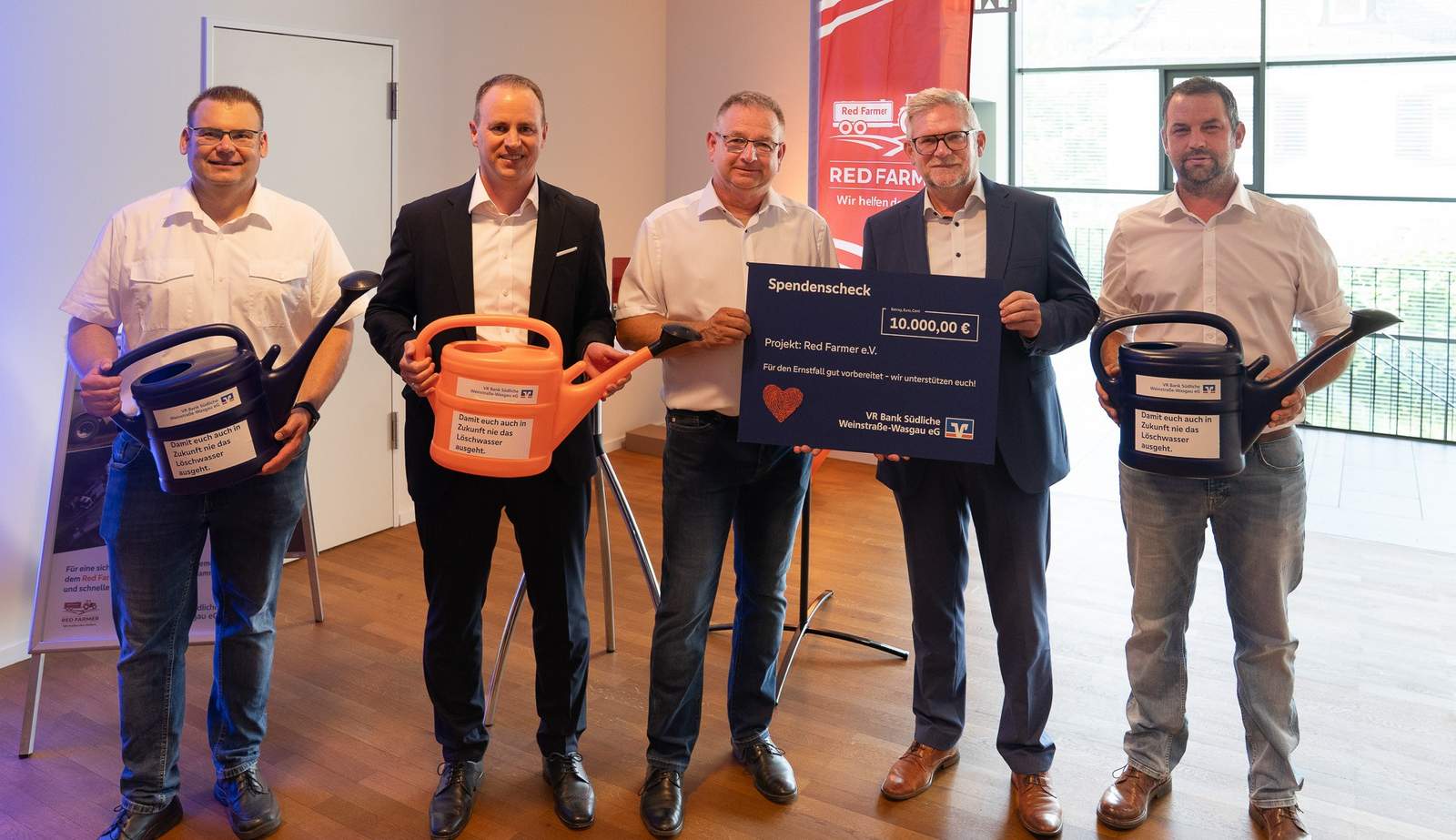 Freude bei der Spendenübergabe. Der Vorstand der VR-Bank SÜW-Wasgau überreicht einen Spendenscheck über 10.000 Euro an die Red Farmer. Von links. Jens Thiele (2. Vorsitzender Red Farmer), Dr. Marco Kern (Vorstandsvorsitzender VR-Bank SWW), Thomas Knecht (1. Vorsitzender Red Farmer), Bernd Lehmann (Vorstandsmitglied VR-Bank SWW) und Ingo Pfalzgraf (Vorstandsmitglied Red Farmer). Foto. VR-Bank. SWW. Frei.