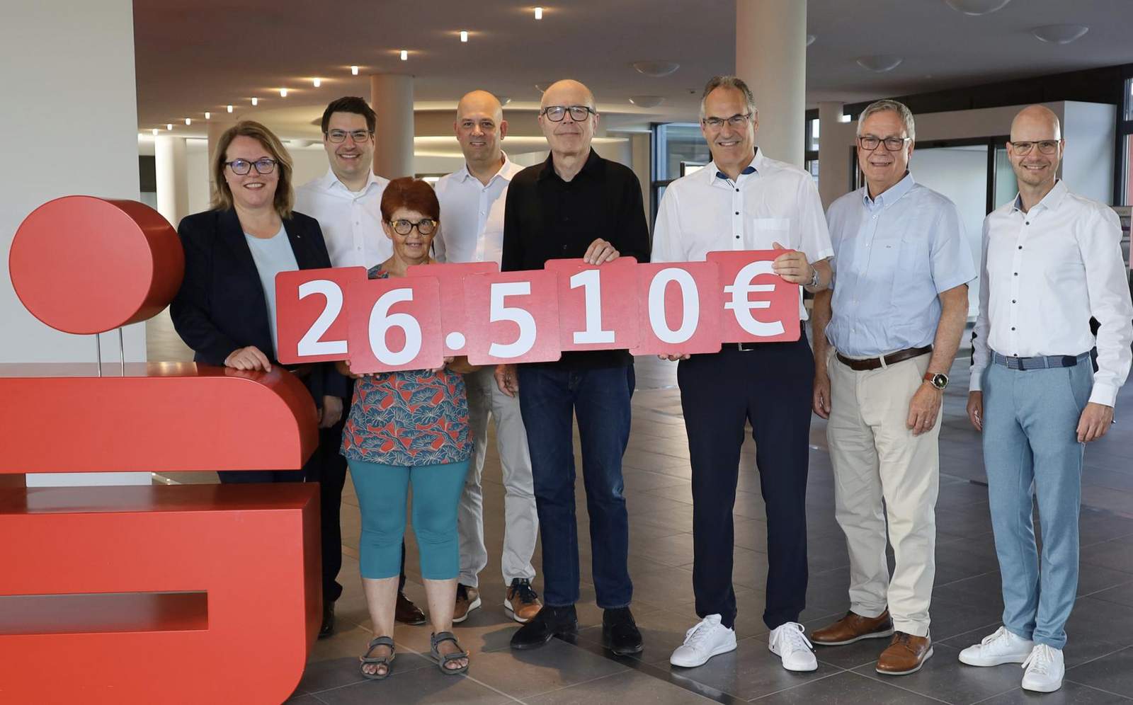 Von links. Iris Kommritz, Vorstandsmitglied Sparkasse Südpfalz, Benjamin Hirsch, stellvertretender Vorstandsvorsitzender Sparkasse Südpfalz, Heidrun Werner, Sportabzeichen-Kreisbeauftragte LD, Martin Brandl, Landrat Kreis GER, Dominik Geißler, OB der Stadt LD, Dietmar Seefeldt, Landrat Kreis SÜW, Rudolf Storck, Vizepräsident Sportbund, Svend Larsen, Vorstandsvorsitzender der Sparkasse Südpfalz. Foto. Sparkasse. Frei. 