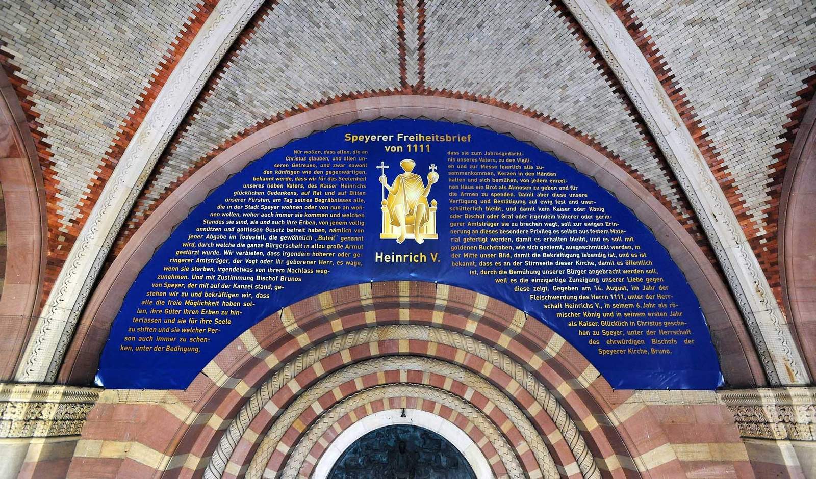 Nachbildung der Privilegieninschrift über dem Hauptportal des Doms anlässlich des Salierjahres 2011. Foto. Domkapitel SP. Klaus Landry.