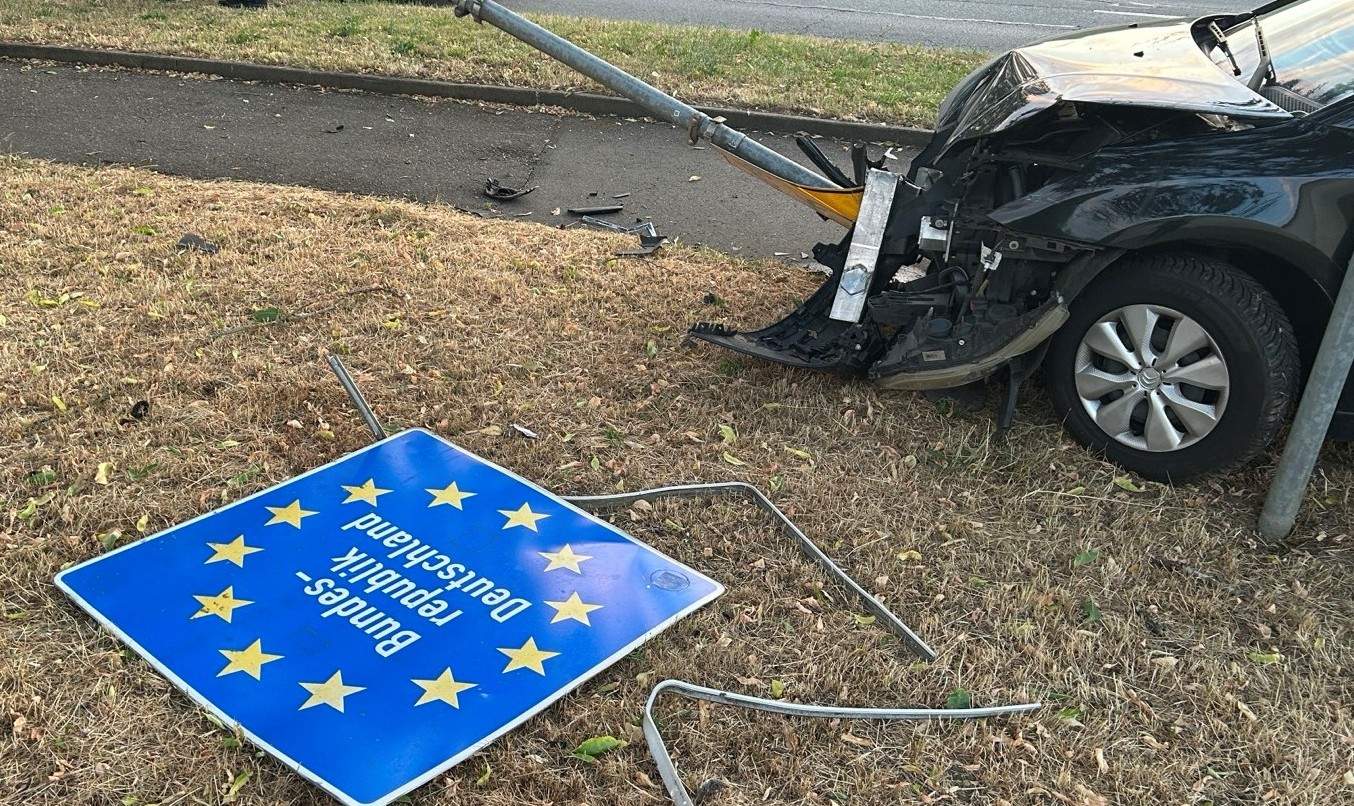 Mit über 2 Promille das Grenzschild zwischen Schweigen und Weißenburg am gestrigen Montagabend umgefahren.