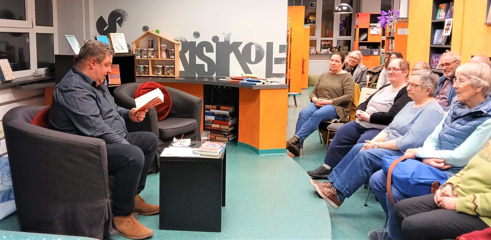 Roman Schafnitzel liest in der Bücherei Hauenstein aus seinem Buch „Flucht". Foto. W. G. Stähle.