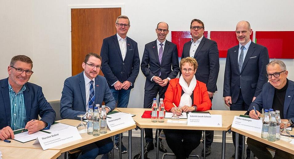 Bürgermeisterin Gabriele Luczak-Schwarz und die Vertreter der Handwerkskammer KA, Industrie- und Handelskammer KA und Kreishandwerkerschaft unterzeichnen für das Gründungs- und Gewerbezentrum die Kooperationsvereinbarung. © Stadt Karlsruhe, Monika Müller-Gmelin 
