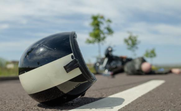Geschnitten von einem Pkw. In Hainfeld. Der Motorradfahrer versuchte, auszuweichen und landete stürzend im Grünstreifen. 
