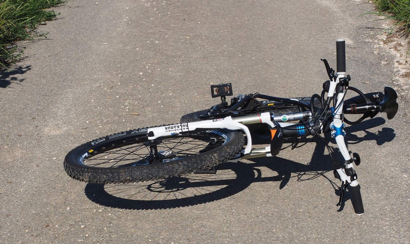 In SP hat sich ein Fahrrad fahrendes Kind im Alter von 10 Jahren an keinerlei Verkehrsregeln gehalten. Gegen die Fahrtrichtung auf dem Radweg und bei Rotlicht über die Straße. 