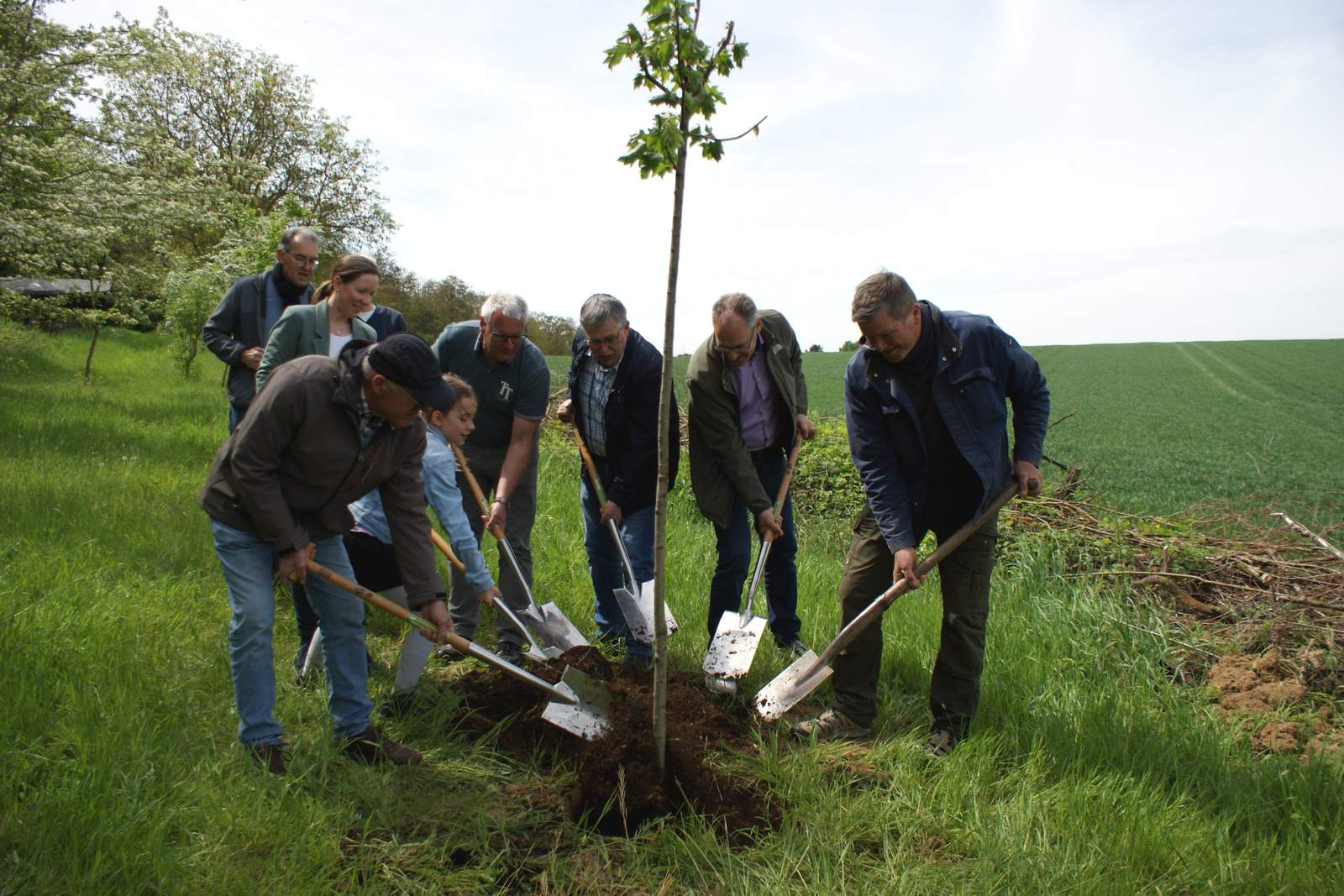 Von links. Dieter Zeiß (vorne, Vorstand der NVS Natur-Stiftung Südpfalz). Dahinter die Leiterin der Grundschule Insheim, Indra Grünenwald mit Tochter. Dahinter Georg Kern (Erster Kreisbeigeordneter), Bürgermeister der VG Herxheim Christian Sommer, Erster Beigordneter des Ortsgemeinderat Insheim Dieter Kost, Landrat Dietmar Seefeldt, Kurt Garrecht, Erster Vorsitzender des Naturschutz-Verbandes Südpfalz. Foto. KV. SÜW. Frei. 