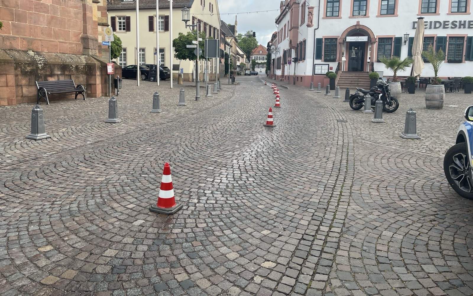 Am heutigen Mittwochmorgen sind ein Fahrrad- und ein Motorradfahrer auf einer Ölspur in Deidesheim ausgerutscht und gestürzt. 