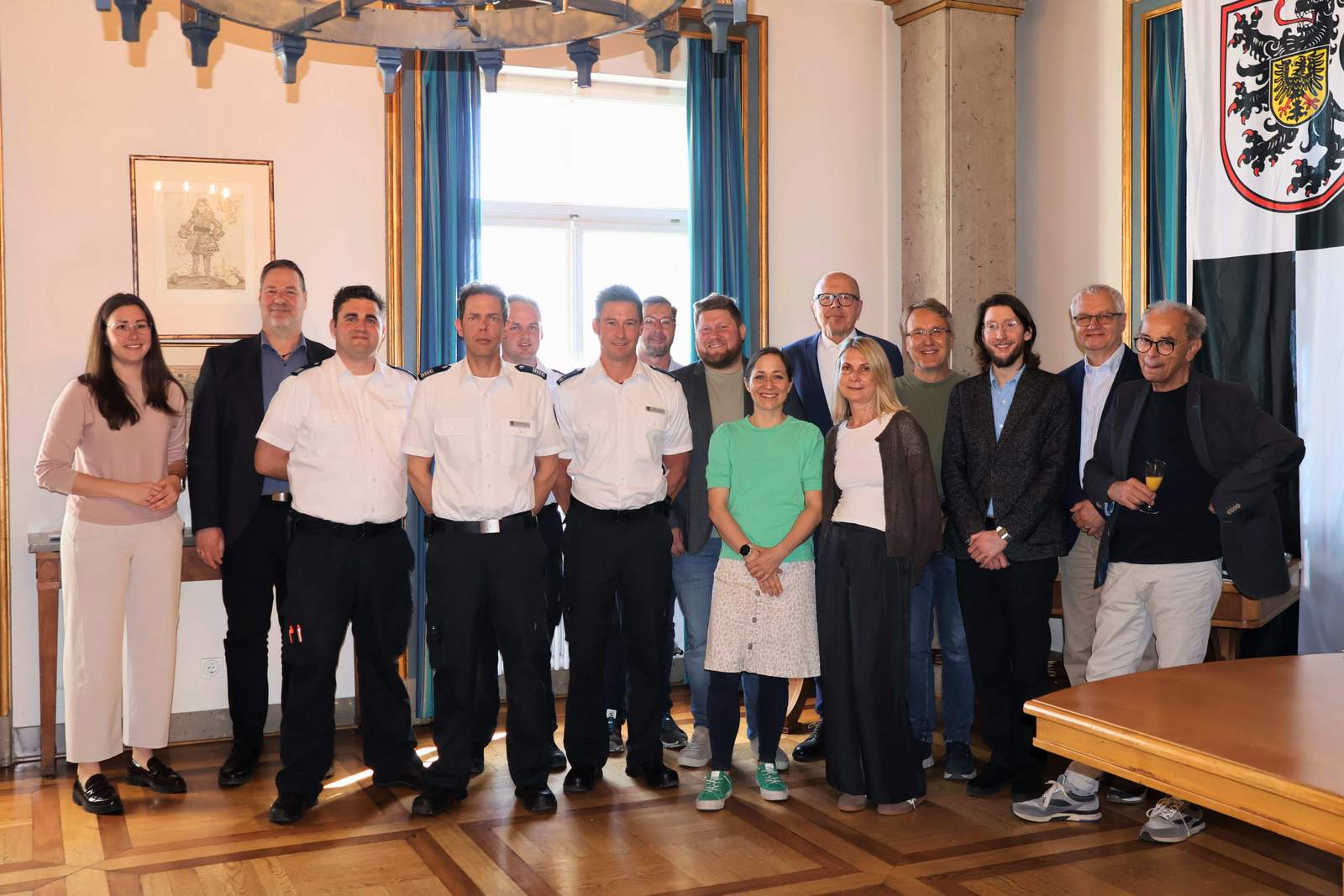 Mit einer kleinen Feierstunde im Empfangssaal der Stadt LD wurde das Amt für Brand-, Zivil- und Katastrophenschutz jetzt offiziell eingeführt. Mit dabei waren neben OB Dominik Geißler (6.v.r.), Bürgermeister Lukas Hartmann (nicht im Bild), Beigeordnete Lena Dürphold (links), Hauptamtsleiter Michael Götz (2.v.l.) und dem neuen Amtsleiter Stefan Krauch (6.v.l.) und Vertreter der Stadtratsfraktionen sowie die Abteilungsleiter des neuen Amtes. Foto. Stadt LD. Frei. 