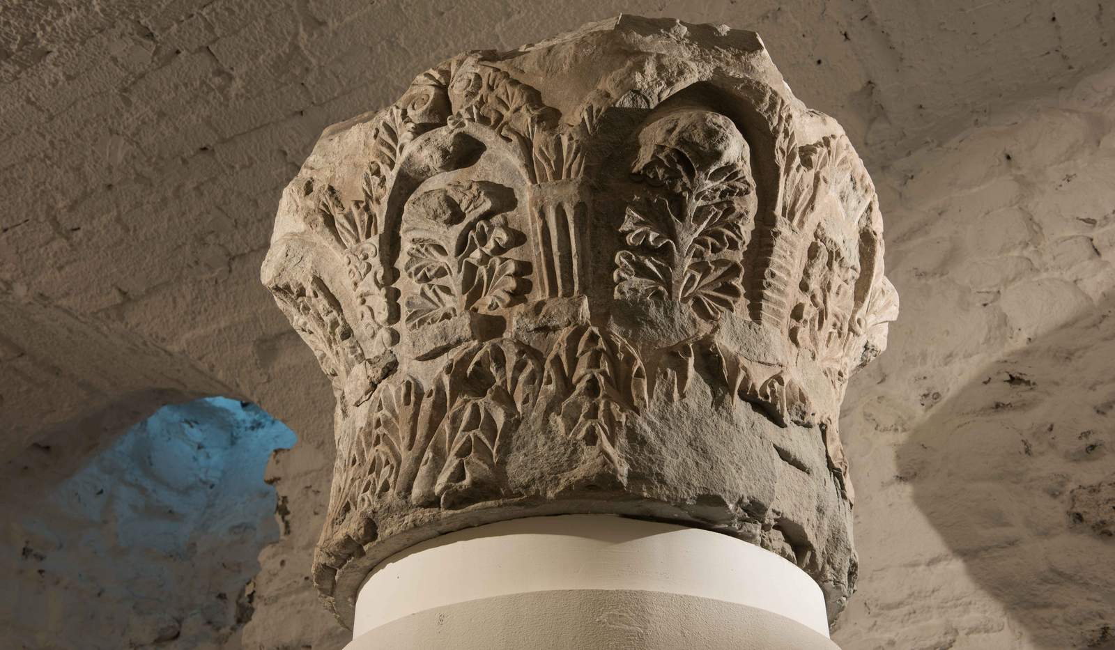 Mit Pflanzen verziertes Kapitell des Klosters St. Gallen. Foto. Kantonsarchäologie St. Gallen. Rolf Rosenberg. Pressefrei. 