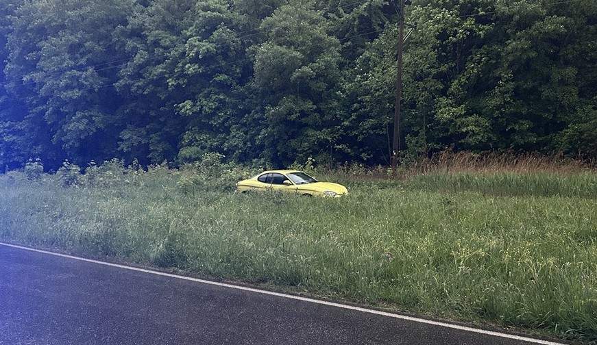 Wohl zu flott unterwegs und von der Fahrbahn abgekommen. Am Sonntag von der B 427. Eine 84-Jährige im Sport-Coupé.