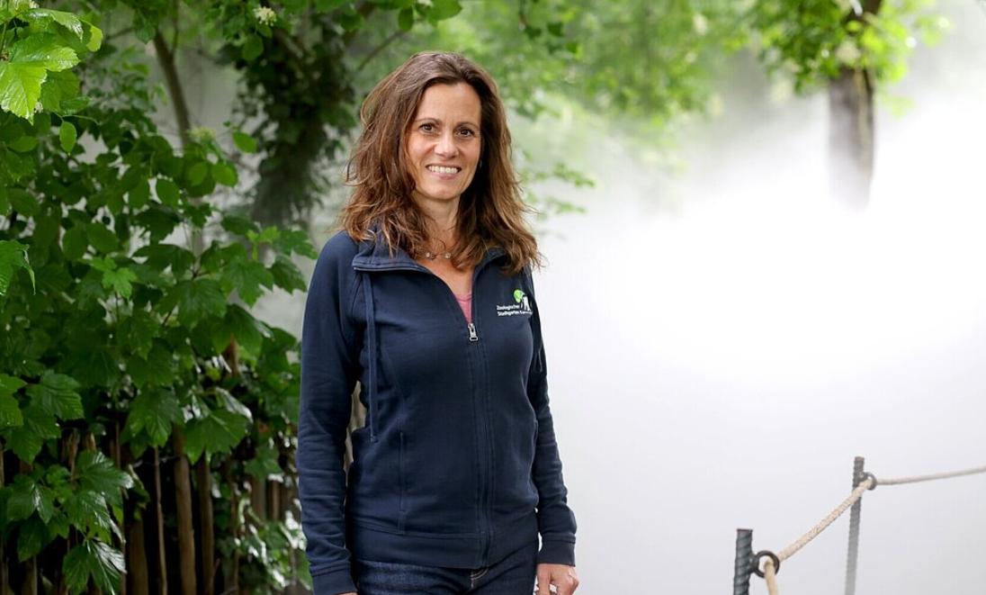 Architektin Anja Wurm steht mitten im Nebel des Farngartens. Foto. Zoo KA. Timo Deible. Pressefrei.