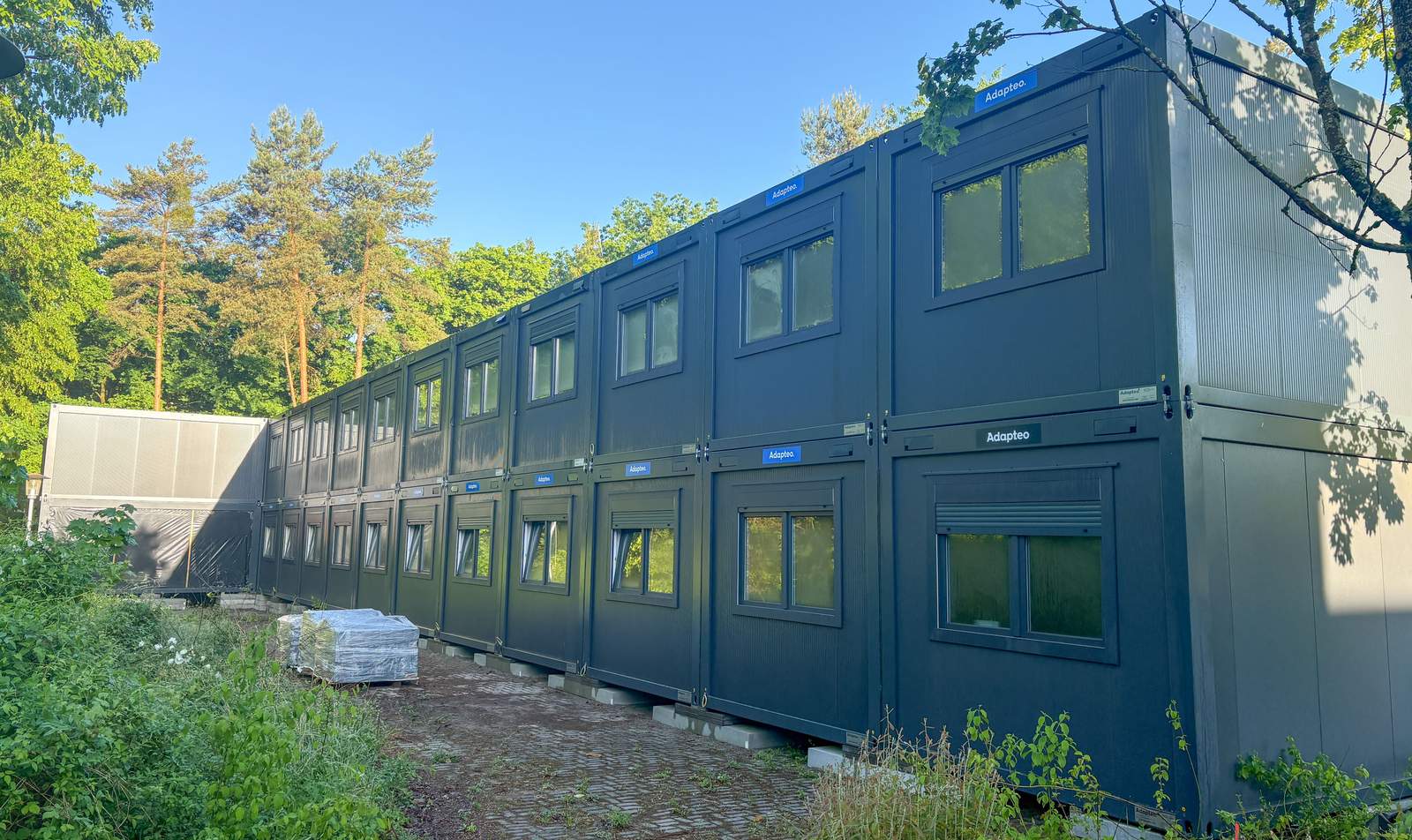 Der Neubau des Gymnasiums Rheinzabern läuft, zwischenzeitlich gibt es Schule im Container. 