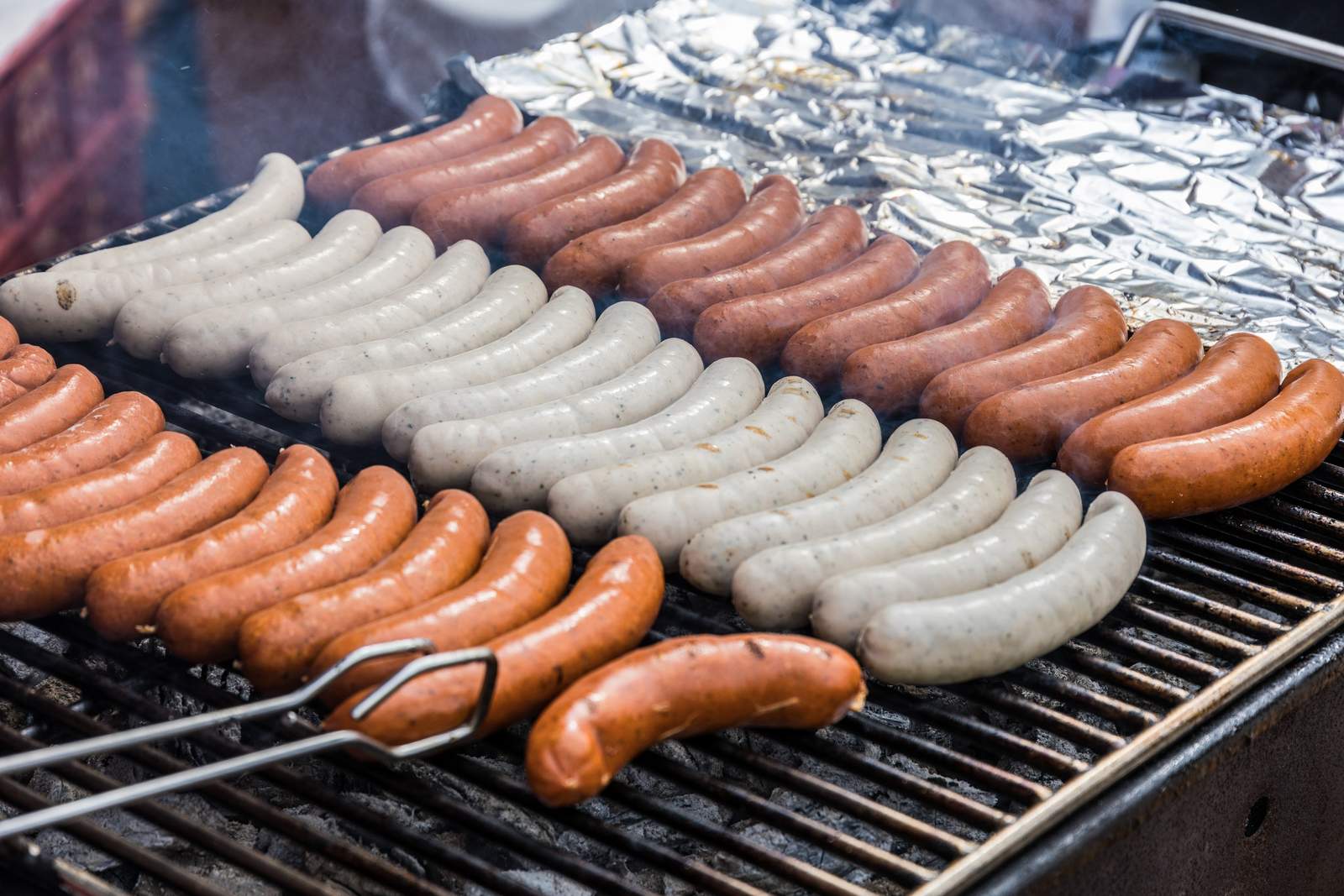 Da hat sich wohl jemand für eine große Grillparty illegal eingedeckt, indem er einen Kühlanhänger bei Neupotz aufgebrochen und Bratwurst und Fischware gestohlen hat. 
