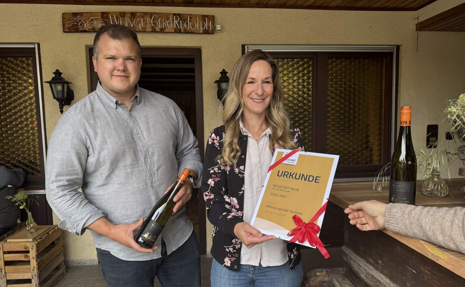 Julia und Sebastian Reis vom Weingut Rudolph mit dem neuen NW-Wein. Foto. Stadt. NW. Frei. 