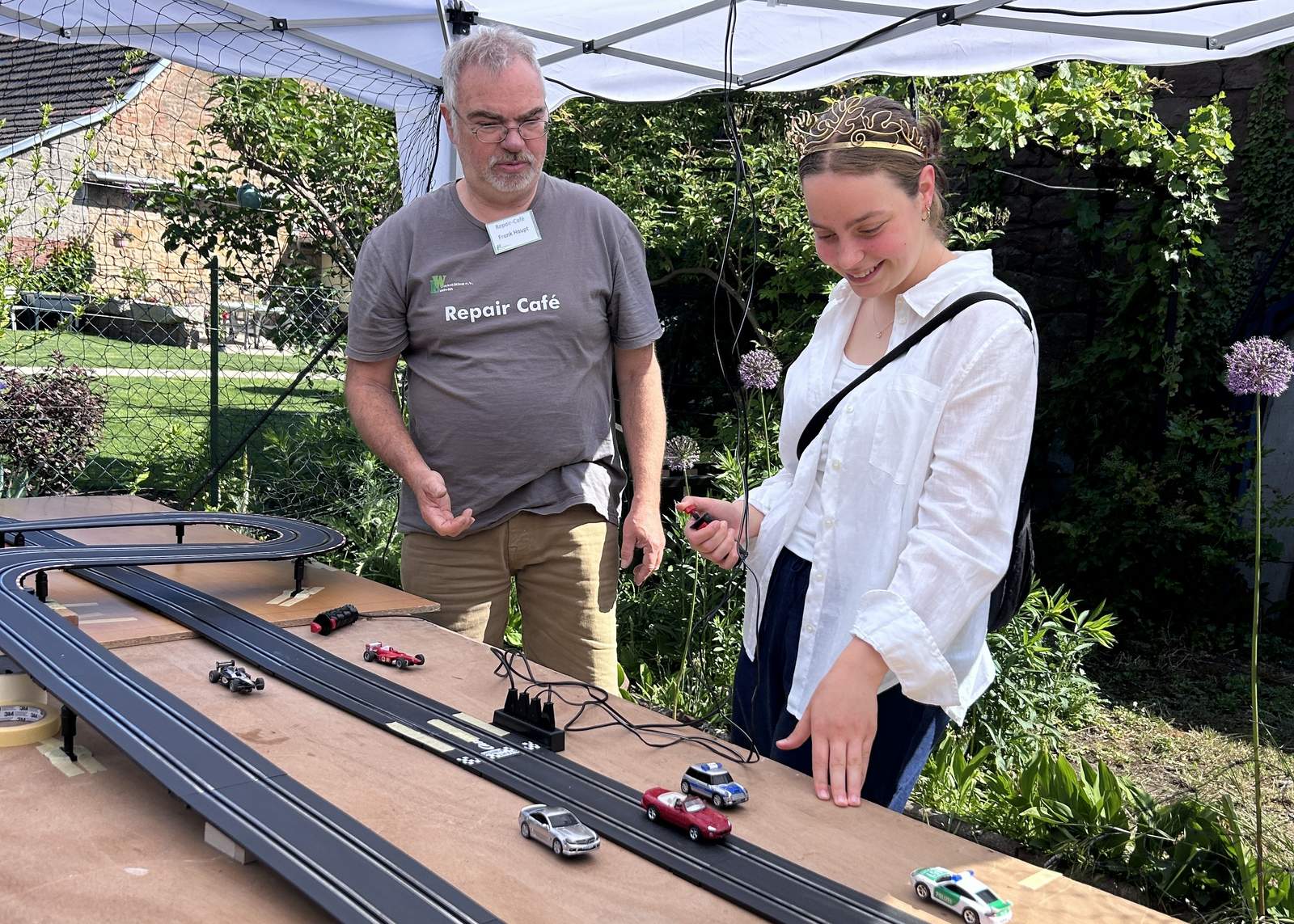 Wieder flott gemacht eine Autorennbahn. Im neu eröffneten Repair-Café in Edesheim.