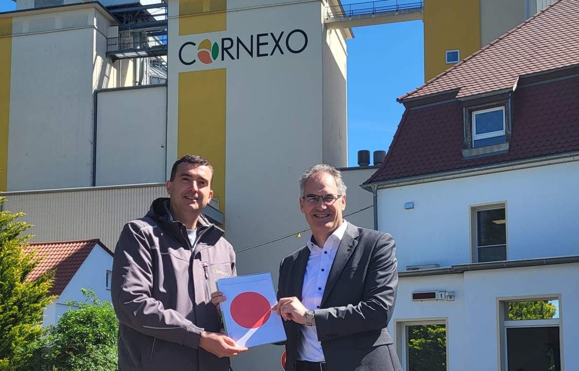 Landrat Dietmar Seefeldt (rechts) und Patrick Bindewald, geschäftsführender Gesellschafter der Cornexo-GmbH, bei der Übergabe der Baugenehmigung. Foto. Cornexo. Pressefrei.