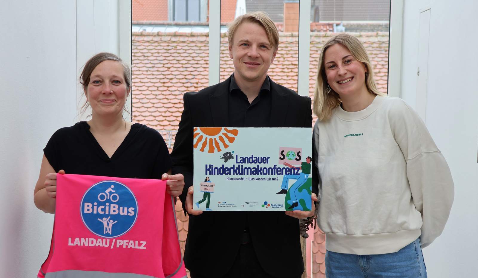 Bürgermeister Lukas Hartmann sowie Jenni Follmann (l.) und Pia Maas von der städtischen Klimastabsstelle freuen sich über die doppelte Klima-Auszeichnung für LD. Foto. Stadt. LD. Frei. 