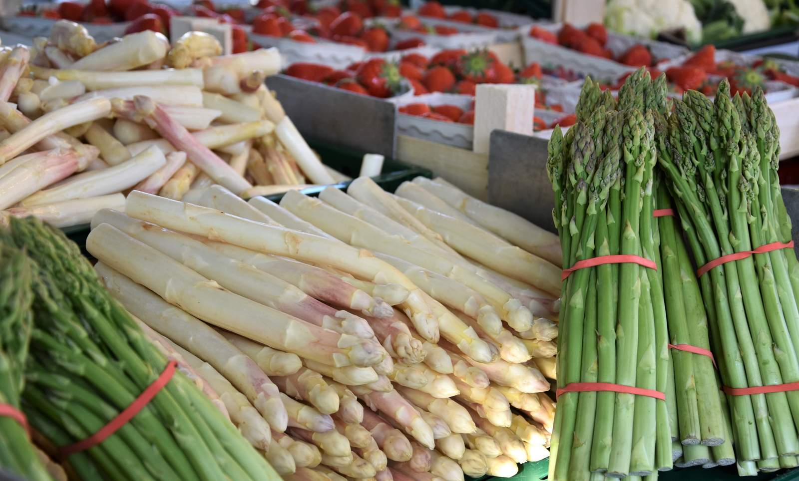 Am 23. Mai schält der Club der Köche Südpfalz Spargel auf dem LDer Wochenmarkt. Foto. Stadt. LD. Frei. 