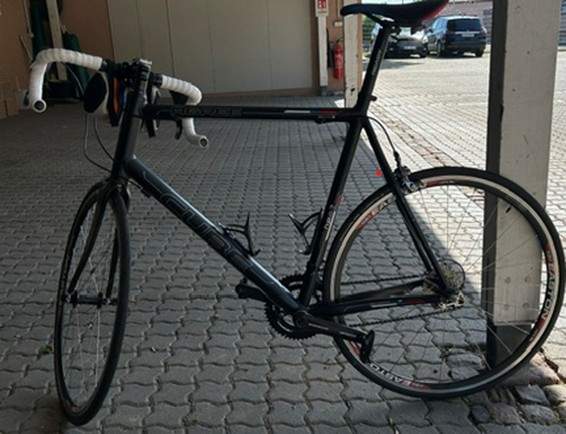 Mit diesem gestohlenen Rennrad war am heutigen Montag ein 40-Jähriger auf der A 65 bei NW-Süd auf dem Standstreifen unterwegs. Der Eigentümer des Fahrrades wird gesucht. 