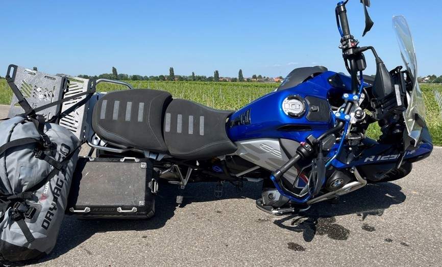 Zweimal zwei Räder. Frontal-Crash bei Kleinfischlingen. Der Motorradfahrer und Radfahrer stürzten. 