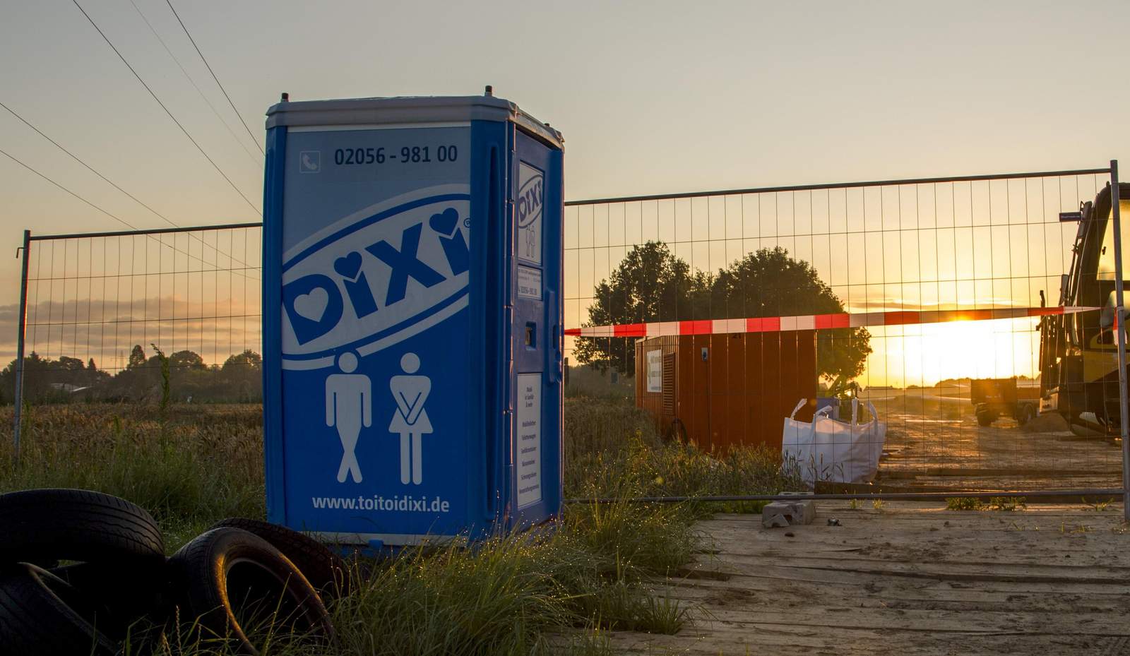 In PS wurde auf dem IB-Parkplatz ein Dixi-Klo in Brand gesteckt. Restlos abgebrannt. 