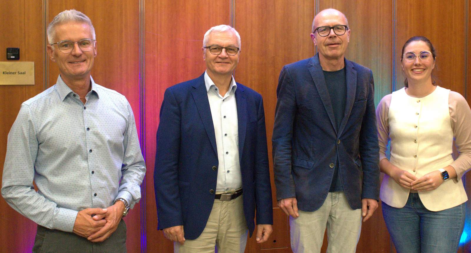 Dr. Hans-Jürgen Blinn (2. v. l.) ist neuer Vorsitzender des Aufsichtsrats der Stadtholding LD. LDs OB Dr. Dominik Geißler (2. v. r.) wurde zum Stellvertreter gewählt. Lena Dürphold und Martin Messemer, Geschäftsführende der Stadtholding, gratulieren. Foto. Stadt. LD. Frei. 