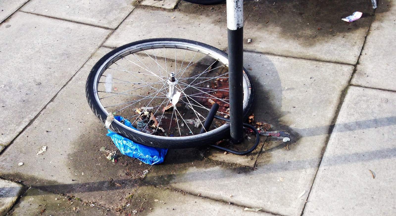Der Klassiker-Fehler beim Absperren eine Fahrrades. Nämlich nur den Vorderreifen fixieren. Diebe nehmen den Rest einfach mit ...