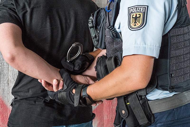 In SP haben zwei Diebe 26 Parfüm-Fläschchen gestohlen. Einen Täter konnte die Polizei schnappen. Er wurde per Haftbefehl, den er nicht auslösen konnte, gesucht. Ab in die JVA. 