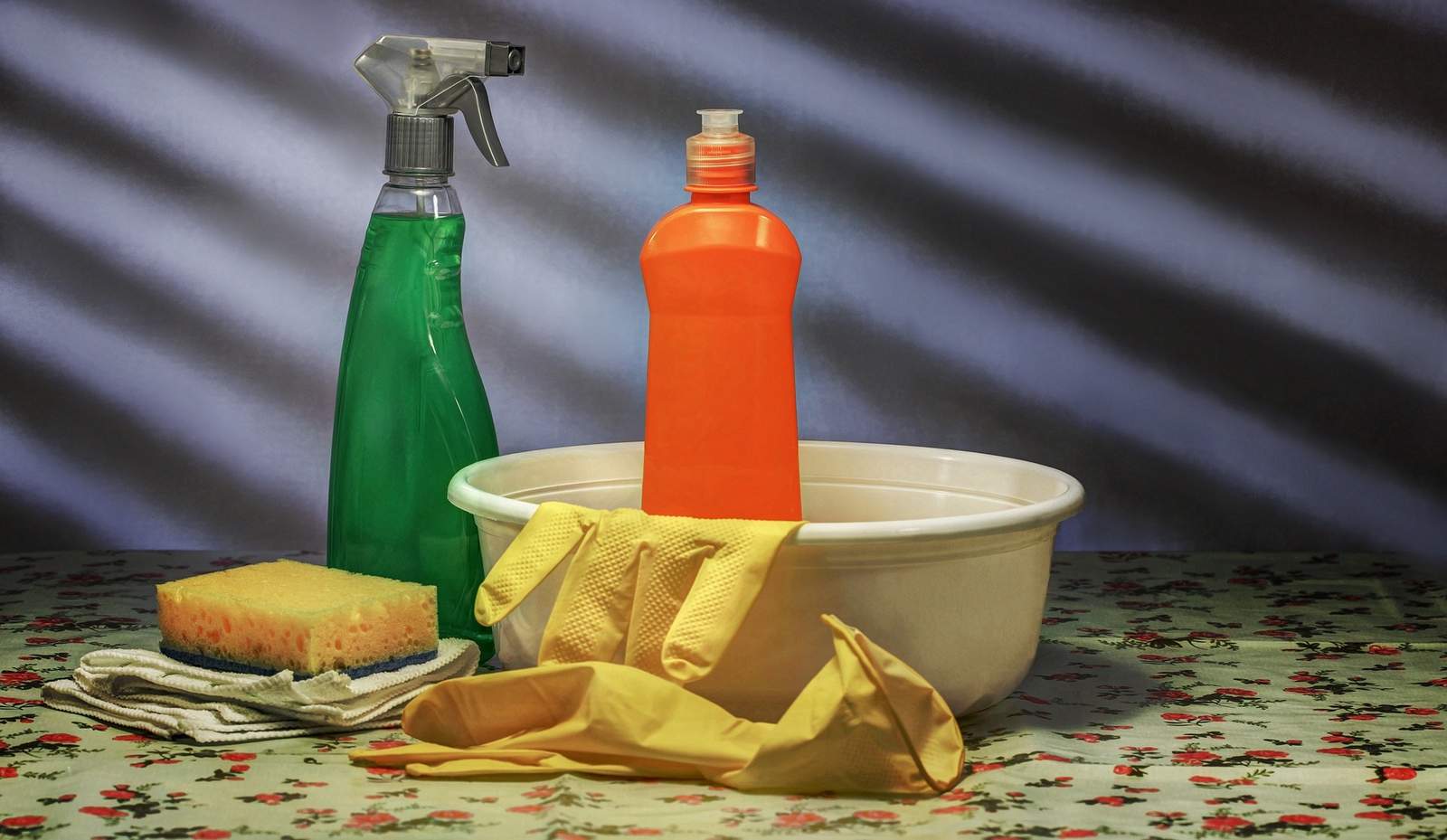 Reinigungsmittel wie WC-Reiniger, Rohrreiniger oder Backofensprays gehören zum Problemabfall und können kostenlos abgegeben werden. Symbolfoto. Pixabay.