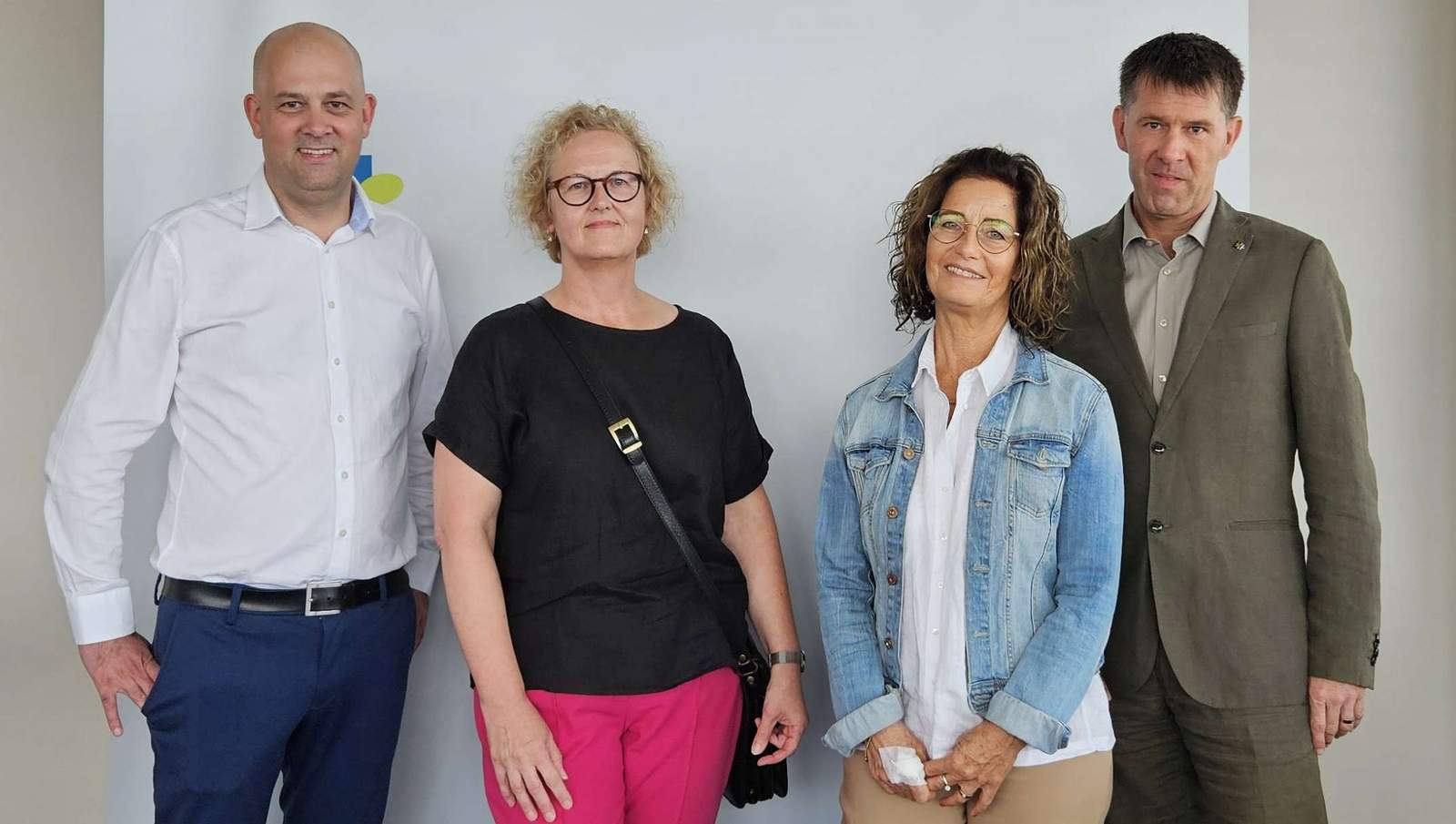 Drei 40er-Dienstjubiläen bei der KV GER. Von links. Landrat Martin Brandl gratuliert Monika Weschler, Susanne Mattern und Ralph Lehr. 