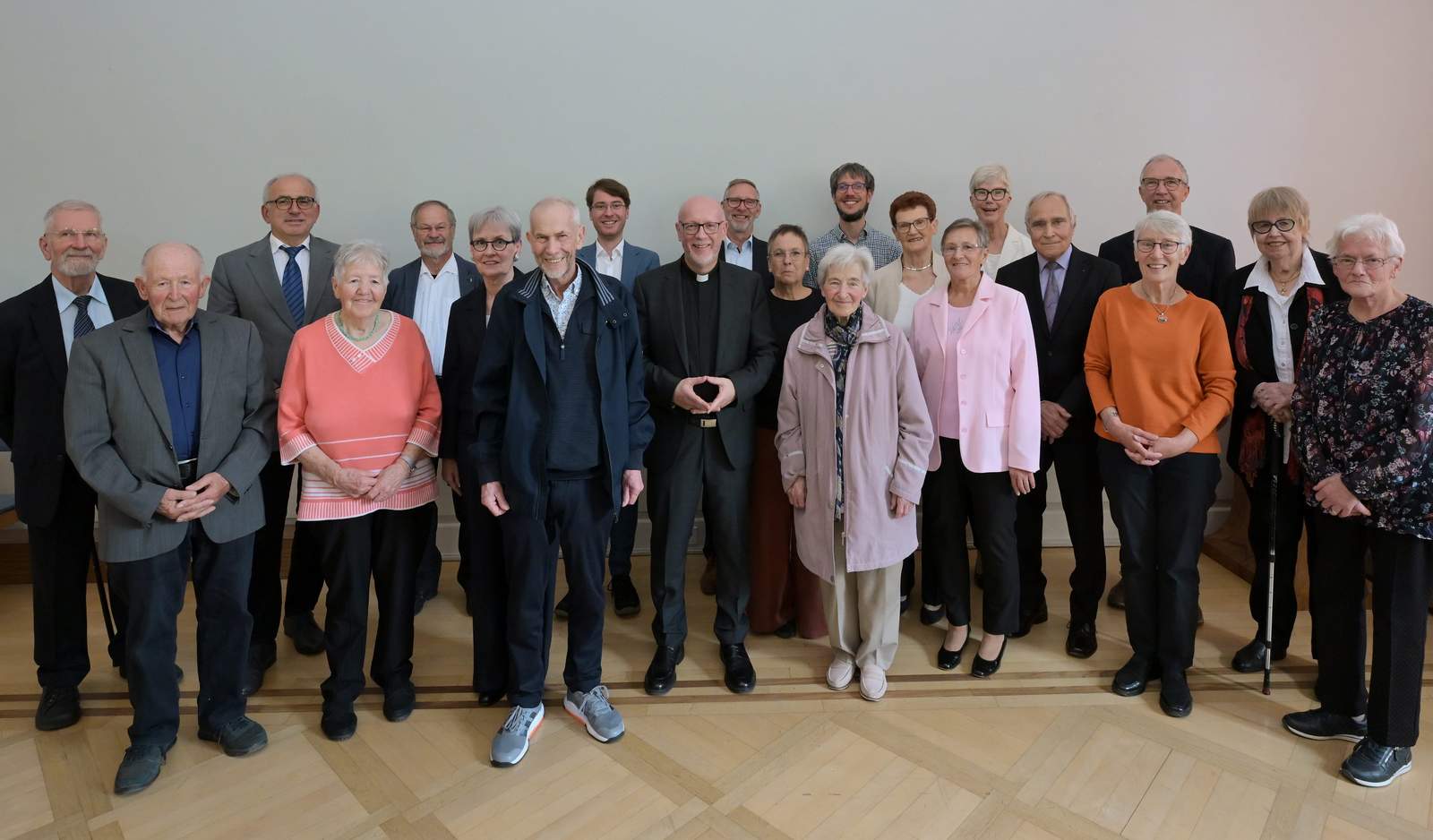 Die neuen Träger der Pirminius-Plakette zusammen mit Diözesanadministrator Markus Magin (Mitte). Foto. Klaus Landry.