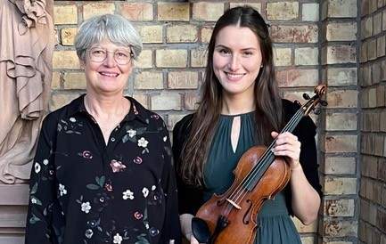 Emily Bosenius (rechts) und Angelika Hülshoff konzertieren mit klassischen Werken in der Marktkirche in BZA. 