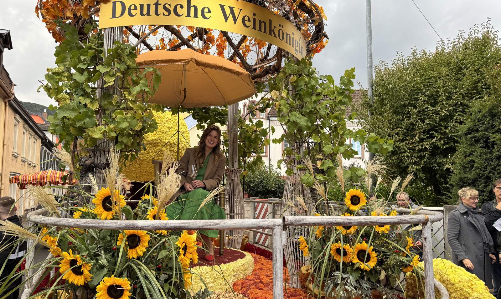 Die Deutsche Weinkönigin Paula Löber (Anbaugebiet Saale-Unstrut) beim heutigen beim Winzerfestumzug in NW.