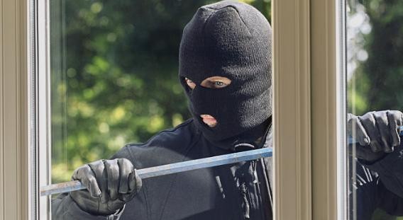 In Jockgrim wurde in ein Einfamilienhaus eingebrochen und Werte im 5-stelligen Euro-Bereich gestohlen. 