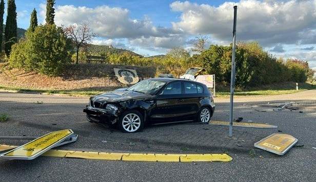 Abgeräumt. Hat eine 70-jährige Autofahrerin an einer Verkehrsinsel bei Gleisweiler. 