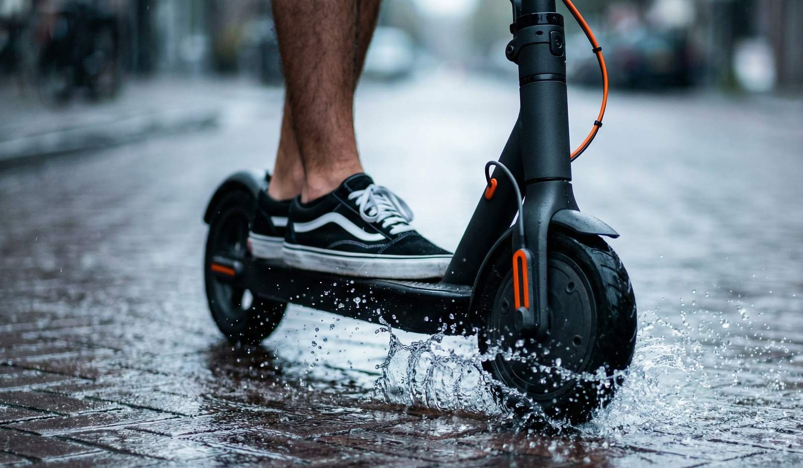 Die Polizei GER hat bei Verkehrskontrollen gleich 3 E-Scooter-Fahrer erwischt, die ohne Versicherung unterwegs waren.