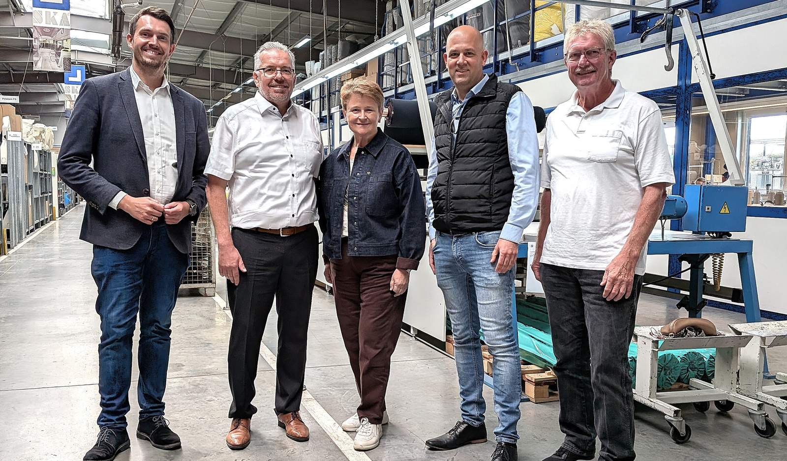 Martin Brandl hat seine Reihe der Unternehmensbesuche fortgesetzt und war dieser Tage bei der SKA-Sitze-GmbH in Wörth. Von links. Tim Wiedemann, Hauptgeschäftsführer der IHK Pfalz, Klaus Ade, Geschäftsführer der SKA-Sitze-GmbH, Kreisbeigeordnete Anette Kloos mit Landrat Martin Brandl und dem Ortsvorsteher von Wörth, Helmut Wesper. Foto. Kreis GER. Farrenkopf. Pressefrei.