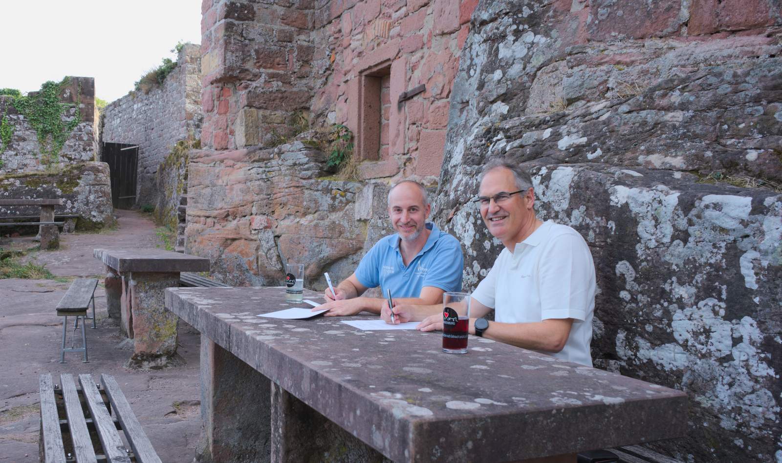 Landrat Dietmar Seefeldt (rechts), Vorsitzender des Madenburgvereins, und Pächter Sven Buchwald bei der Unterzeichnung des neuen Pachtvertrags für die Madenburgschänke. Foto. KV. SÜW. 