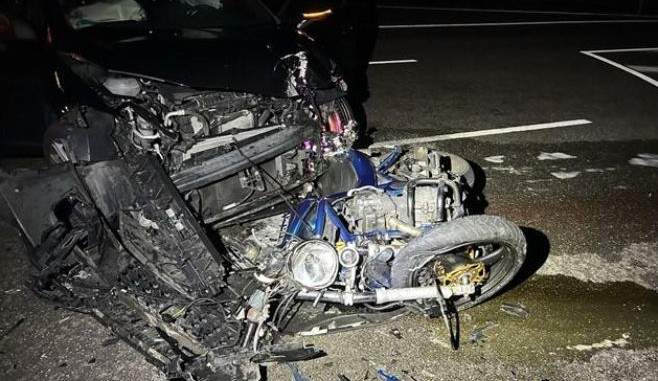 Motorrad erfasst von Pkw auf der B 10. Totalschaden.