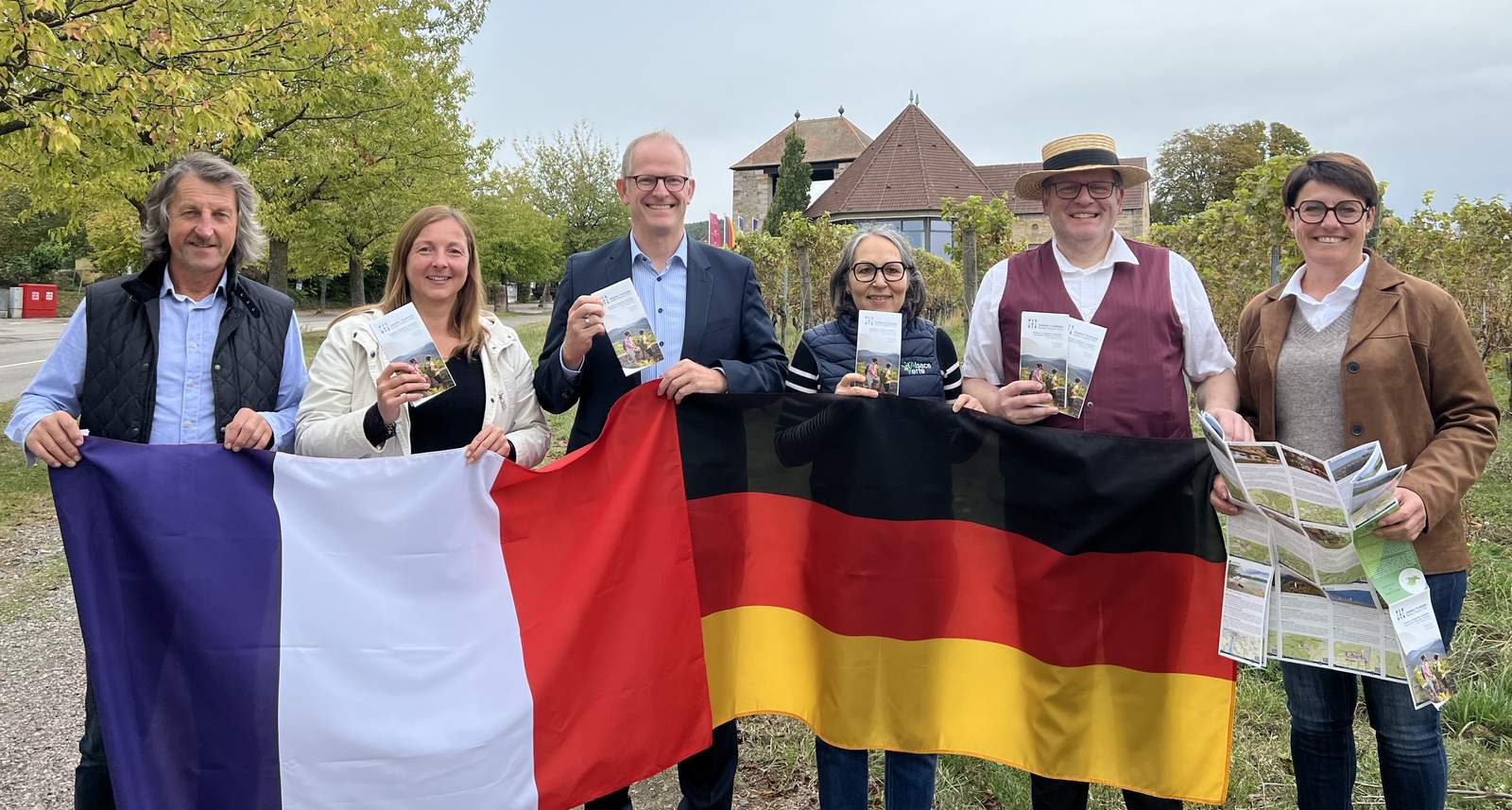 Am Weintor in Schweigen vorgestellt. Die neue Wanderkarte Baden-Elsass-Pfalz.