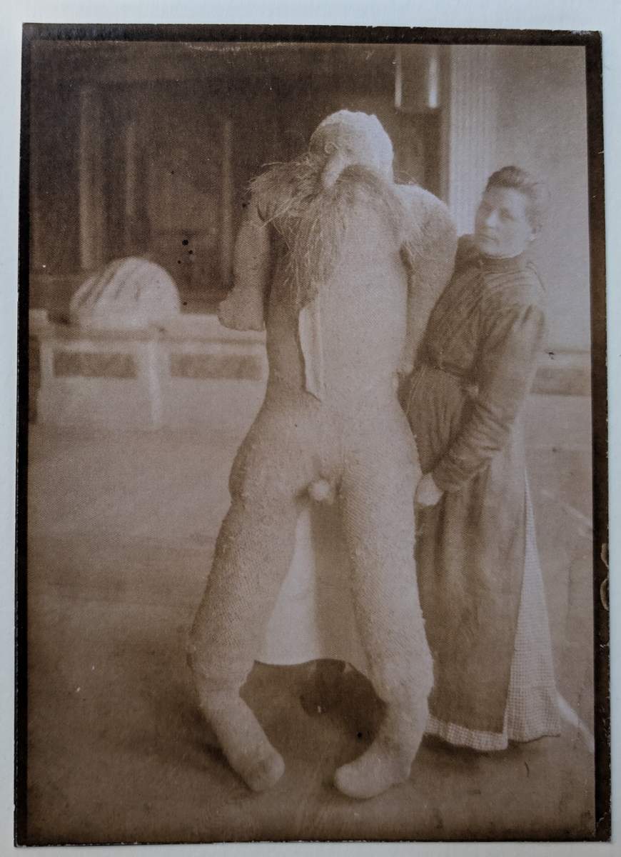 In der Heil- und Pflegeanstalt Klingenmünster fertigte Katharina Detzel im Jahr 1914 eine mannshohe Puppe aus Stroh. Foto. „Sammlung Prinzhorn Heidelberg". Pressefrei. 