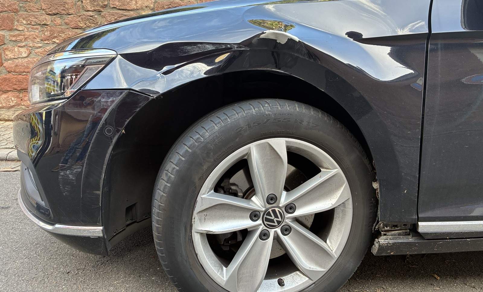 Dieser VW-Passat wurde in Edesheim beschädigt. Der verantwortliche Täter/Fahrer ist unerkannt verschwunden. 