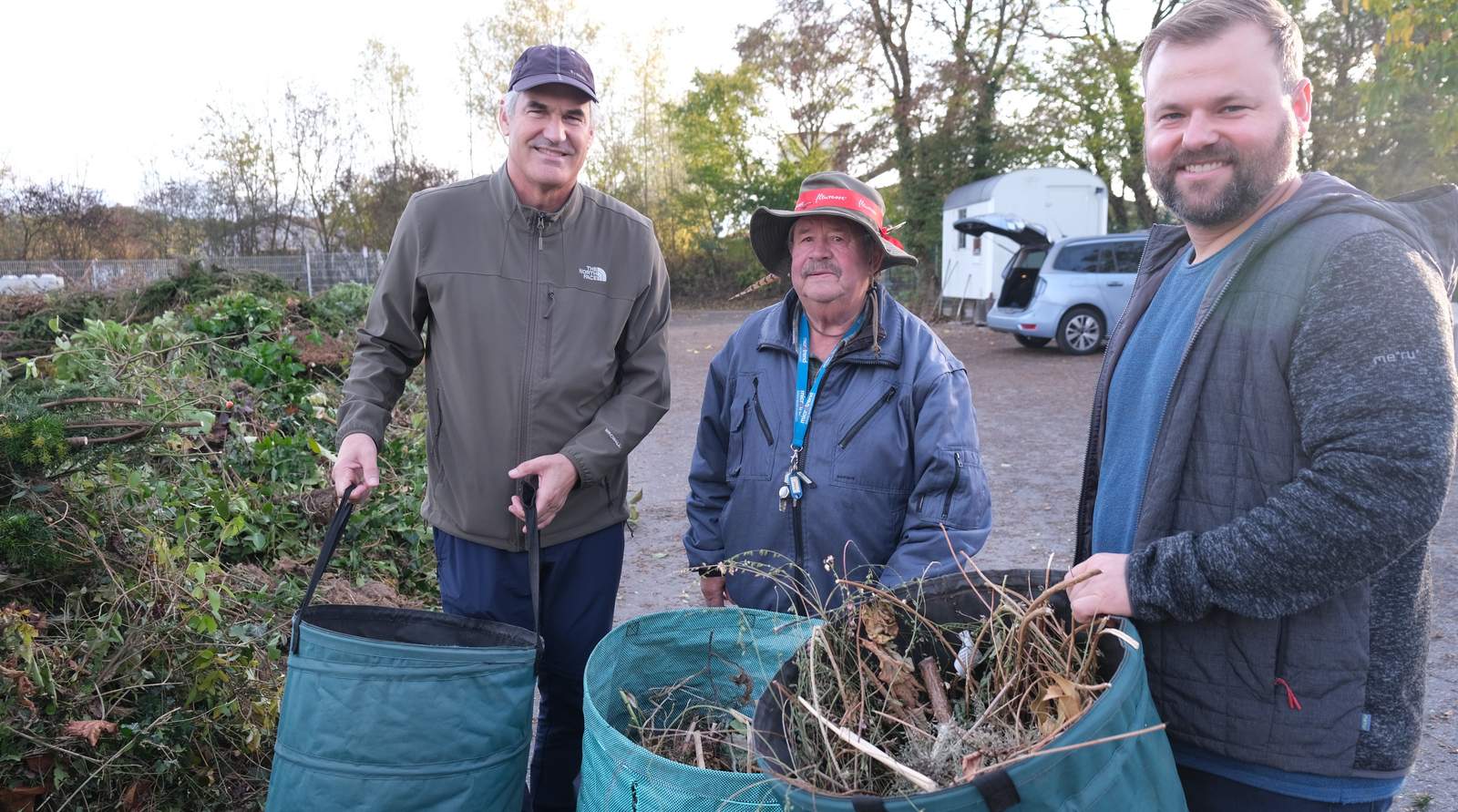 Landrat Dietmar Seefeldt (links), Mitarbeiter Dieter Trapp und Offenbachs Bürgermeister Simon Wingerter (rechts) auf der frisch sanierten Grünschnitt-Annahmestelle. Foto. KV. SÜW.