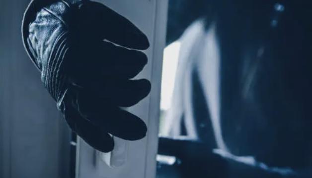 Zwei Männer sind in den Edeka-Markt in Steinfeld eingebrochen und haben Zigaretten gestohlen.