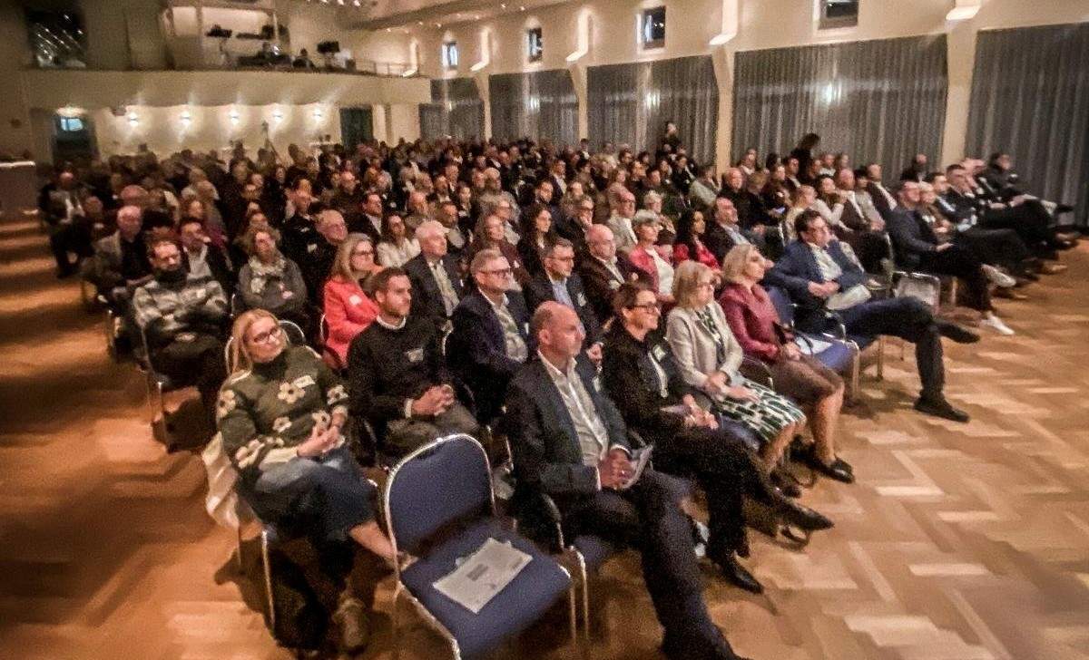 Großes Interesse beim Unternehmertag SWP. Über 200 Teilnehmer kamen im Bürgerhaus Schuhfabrik in Waldfischbach-Burgalben zusammen. Foto. inMEDIA. 
