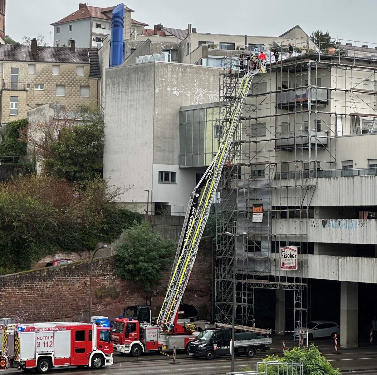 Per großer Drehleiter wurde ein Bauarbeiter mit gebrochenem Fußgelenk von einem Gerüst an einer Baustelle in PS gerettet. 